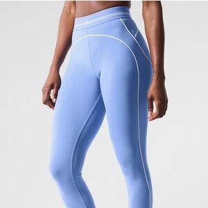 ALO Yoga Blue Leggings High-Waisted Performance
BRAND NEW !
Leggings sports bra